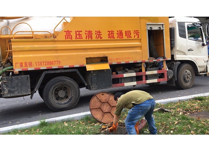 社區(qū)清理化糞池